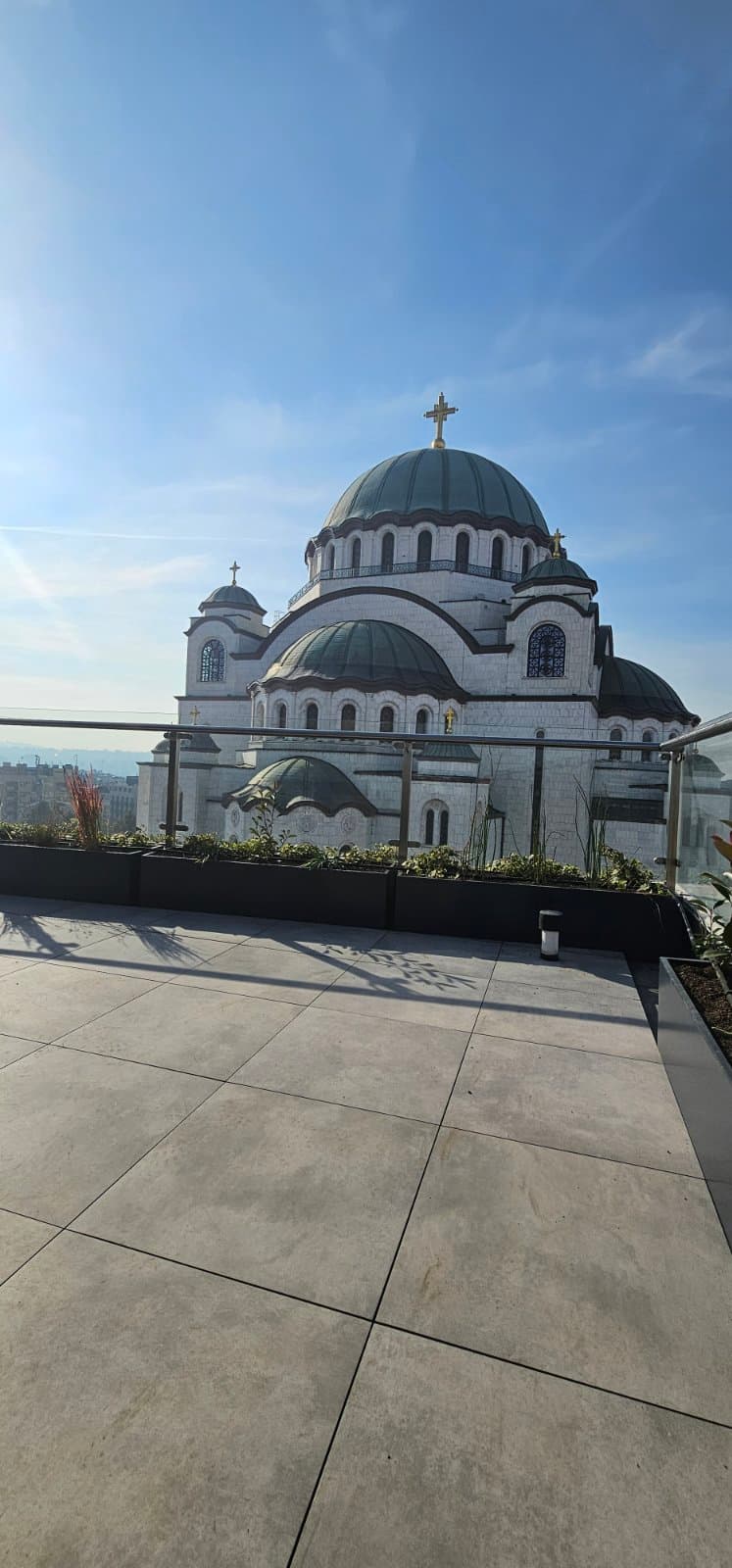 Antracit metalne žardinjere na krovnoj terasi sa pogledom na Hram Svetog Save