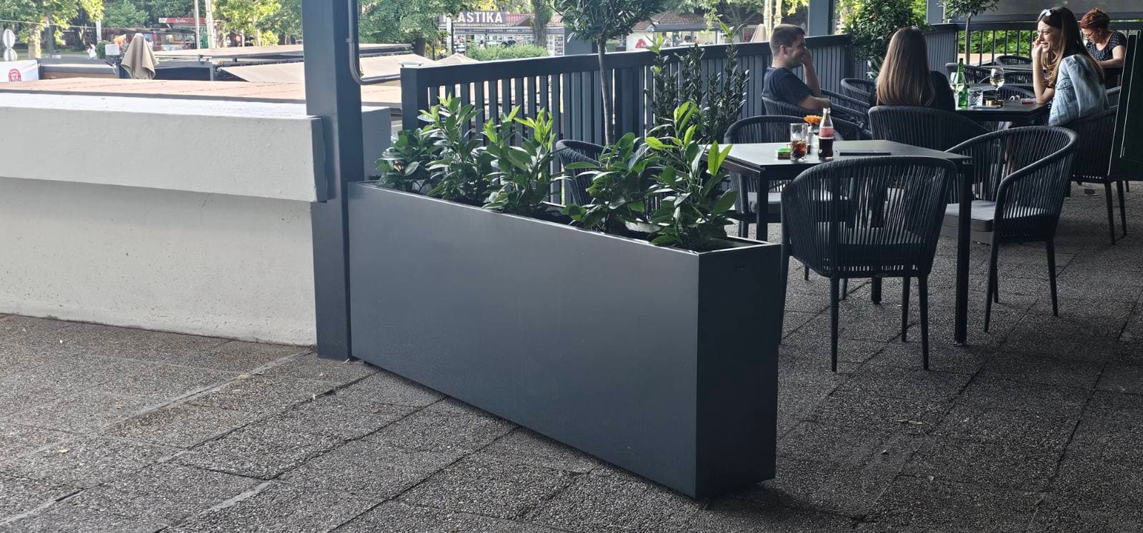 Metalna žardinjera po meri u antracit boji, bašta restorana u Beogradu