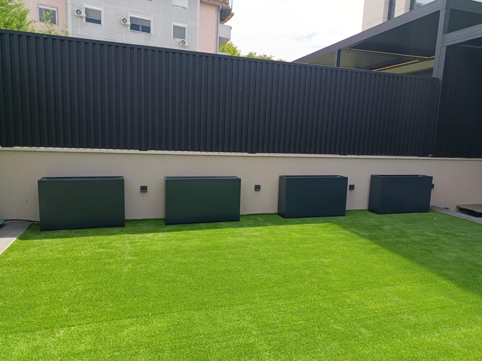 Gotove metalne žardinjere od lima u antracit boji po RAL karti
