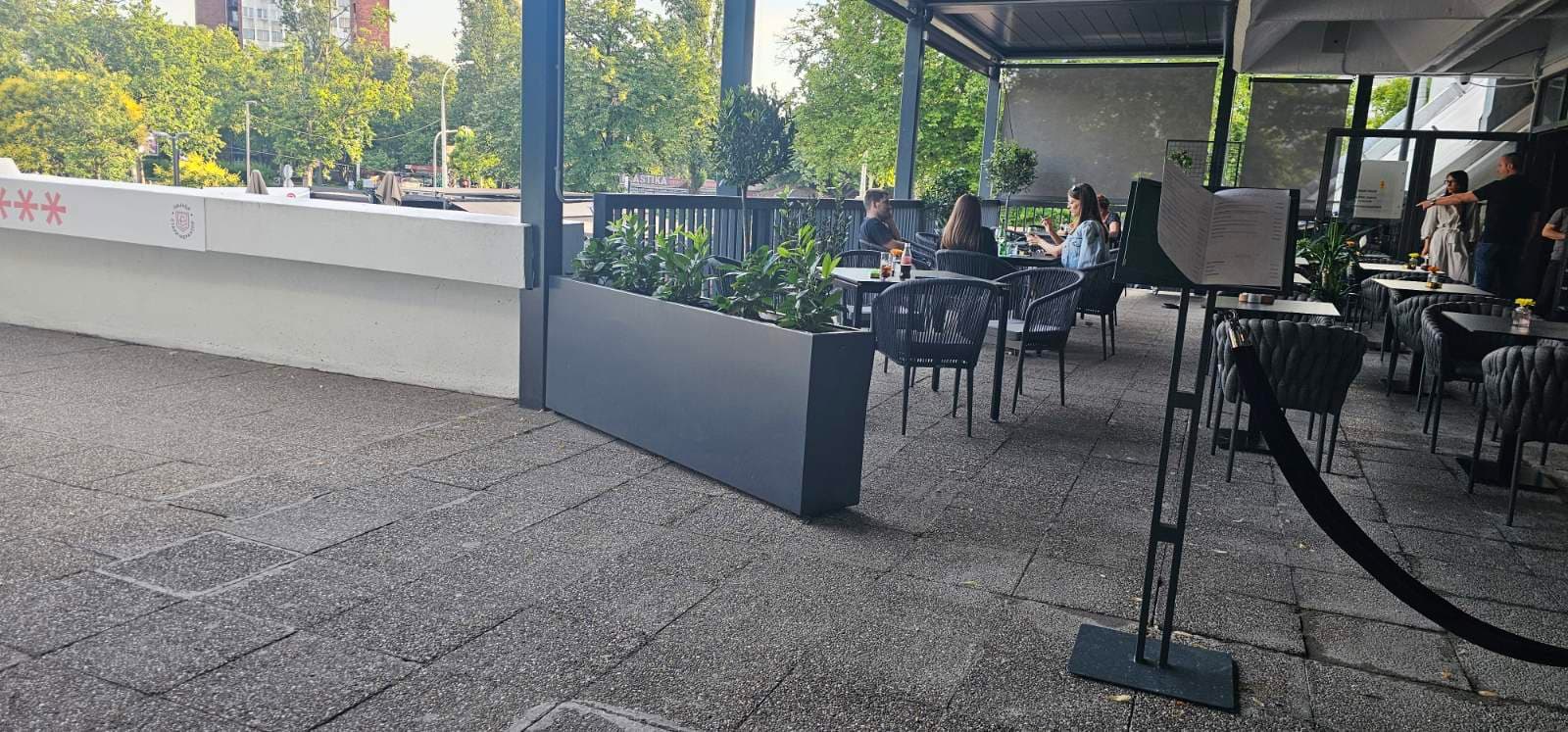 Antracit metalna žardinjera kao pregrada bašte restorana
