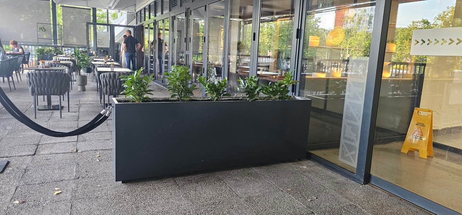 Metalna žardinjera od lima u antracit boji, ulaz u restoran