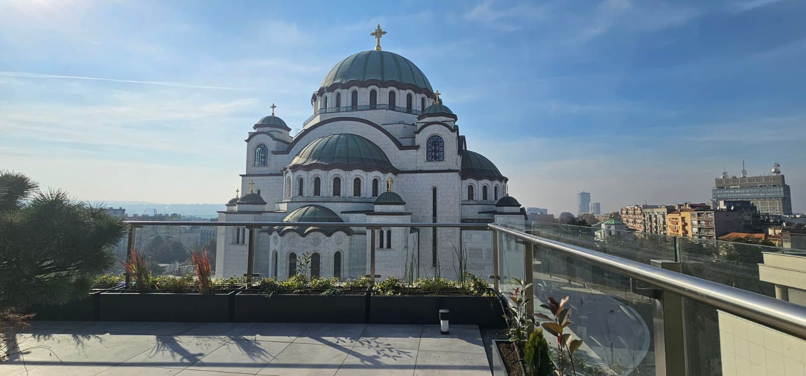 Crne metalne žardinjere na krovnoj terasi sa pogledom na Hram Svetog Save