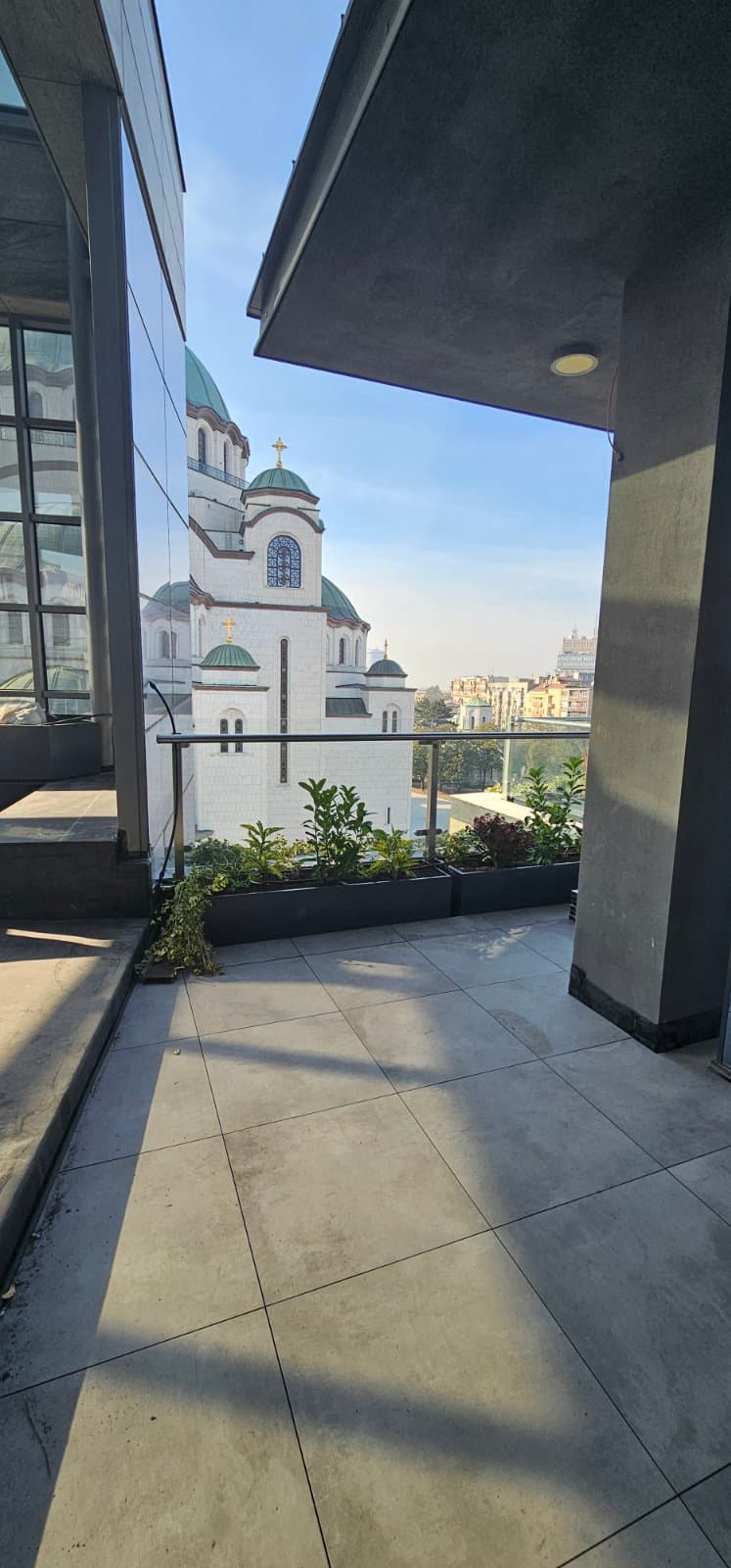 Metalne žardinjere uz ogradu terase sa pogledom na Hram Svetog Save
